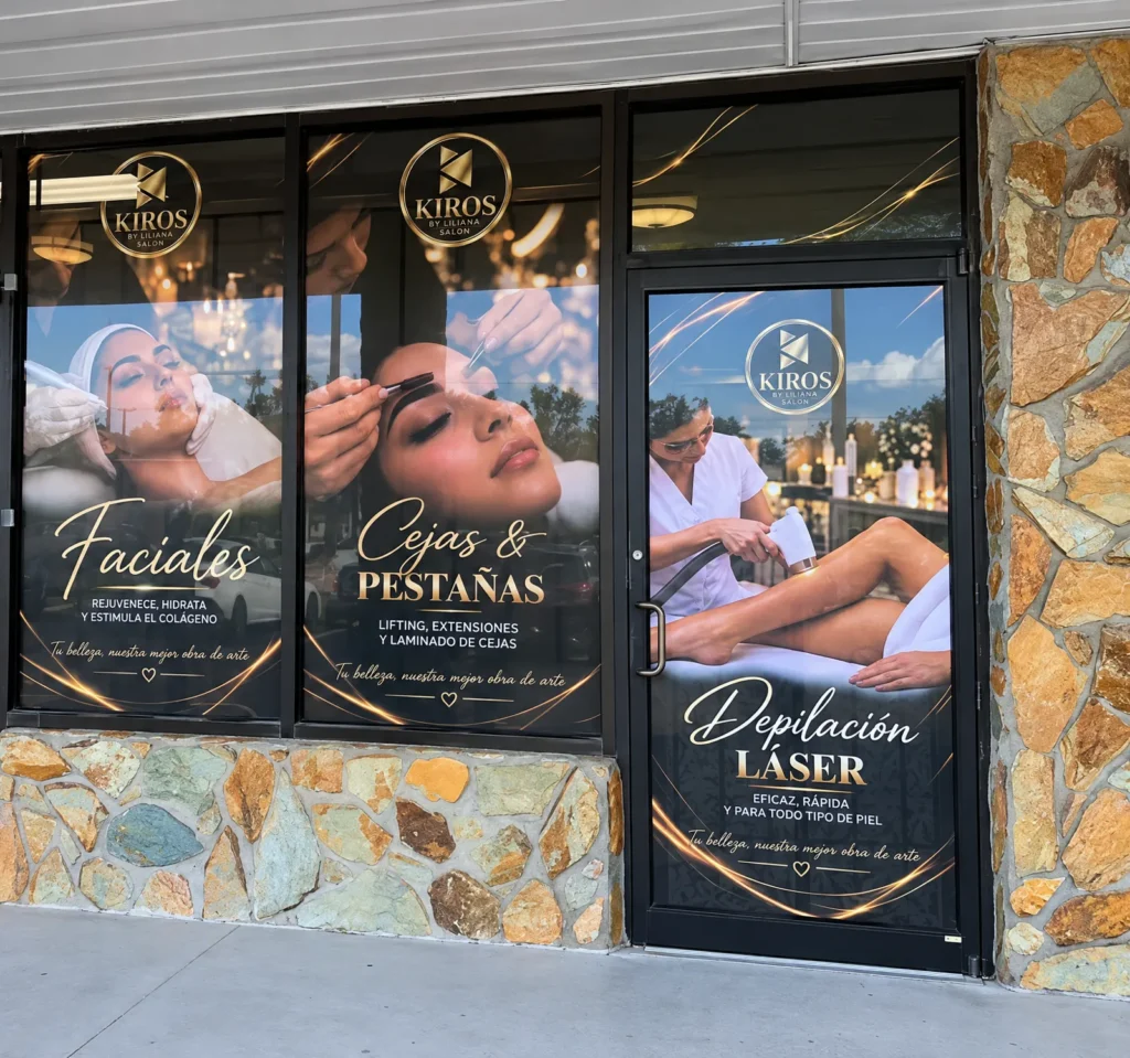 Vitrinas de un salón de belleza con gráficos de faciales, cejas y depilación láser