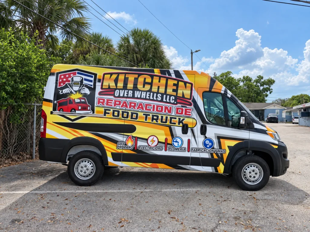 Van con wrap completo amarillo, negro y blanco de un servicio de reparación de food trucks